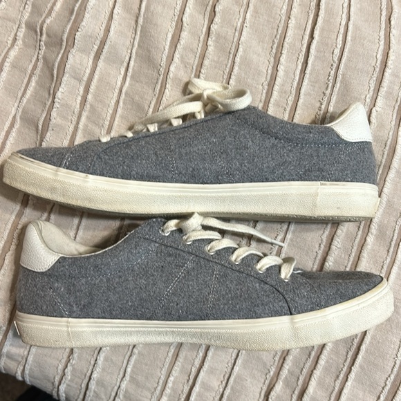 Grey soft brushed felt low top sneakers from Old Navy. Size 8. - Picture 4 of 8